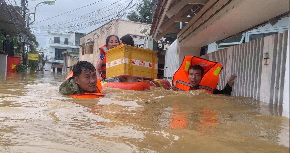 Mưa lũ khiến số người chết và mất tích tăng lên hơn 100 người, hàng chục nghìn ngôi nhà ngập sâu, nhiều tuyến giao thông bị chia cắt. Thiệt hại vật chất ước tính lên tới 9.035 tỷ đồng.
