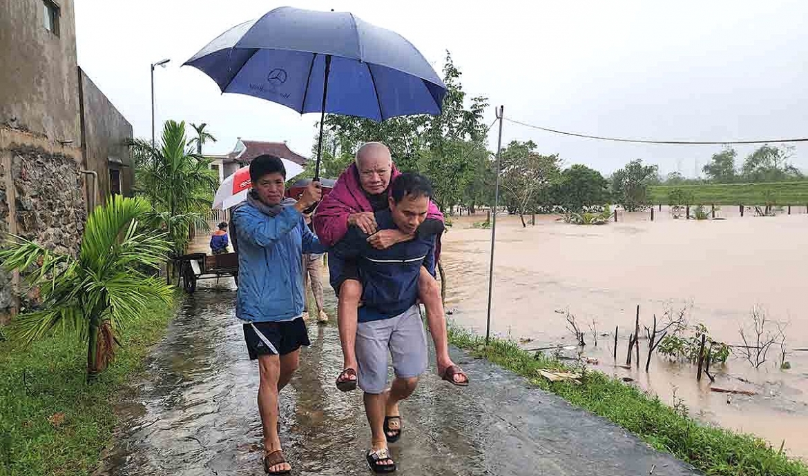 Sơ tán dân đến nơi an toàn. (ảnh Trần Tuấn).