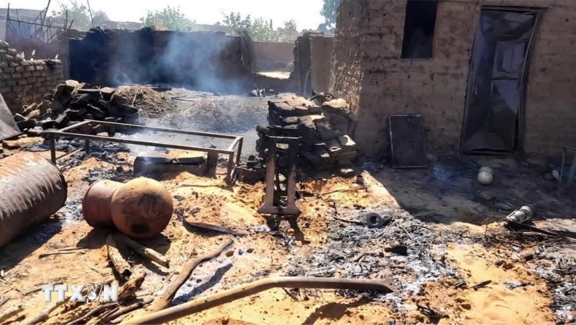 Một ngôi nhà bị hư hại sau vụ tấn công bằng pháo kích tại El Fasher, bang Bắc Darfur, Sudan ngày 11/12/2024 (Ảnh: THX/TTXVN)