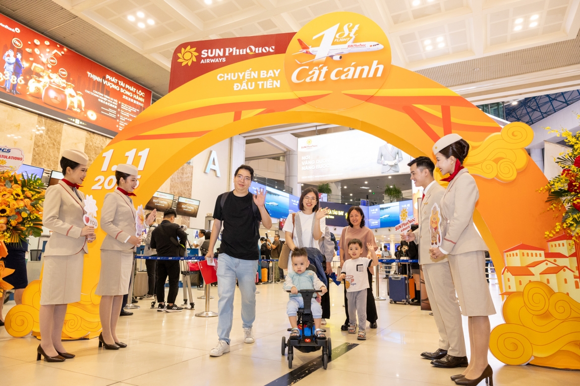 Những hành khách trên chuyến bay đầu tiên từ Hà Nội đến Phú Quốc của Hãng hàng không Sun PhuQuoc Airways.