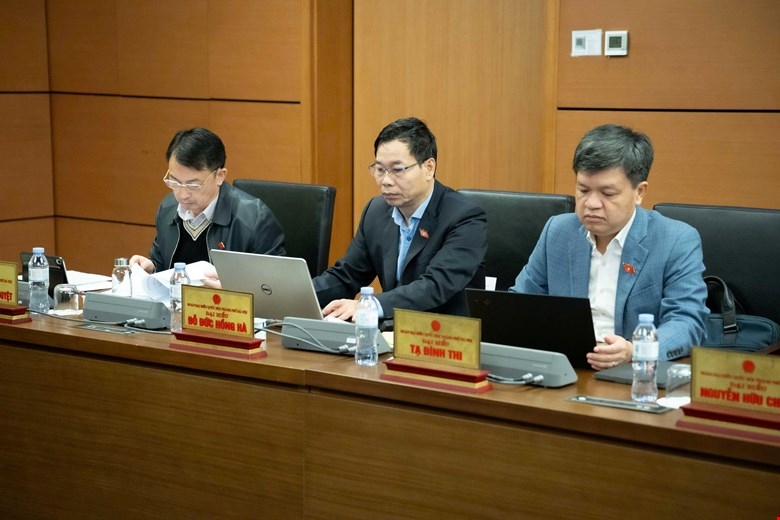 Đại biểu Tạ Đình Thi đề xuất, tích cực đưa người Việt Nam có năng lực vào làm việc tại các tổ chức quốc tế (Ảnh: Quốc hội)