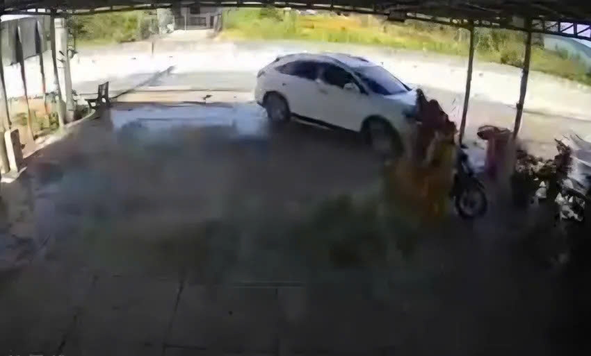 Nguyễn Tấn Thành đã lái ô tô tông thẳng vào nhóm 3 người phụ nữ và 1 trẻ em. Ảnh cắt từ clip