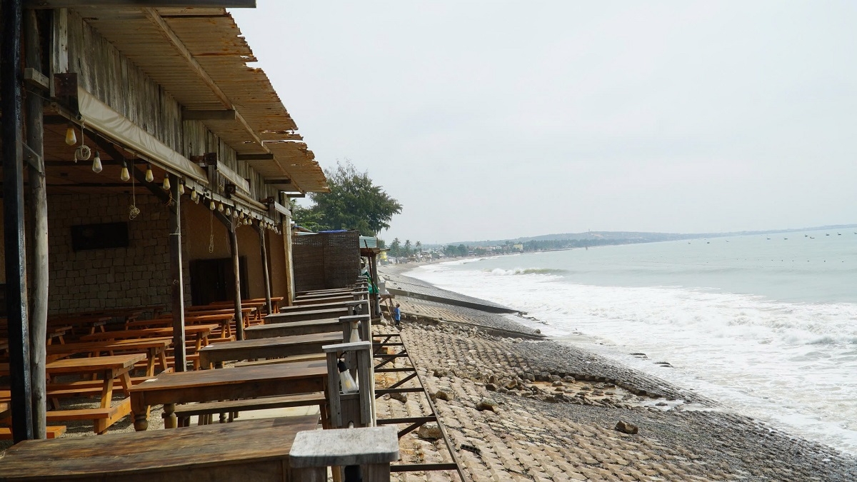 Khẩn trương thực hiện tháo dỡ phần công trình vi phạm trên diện tích kè. Ảnh: B.H 