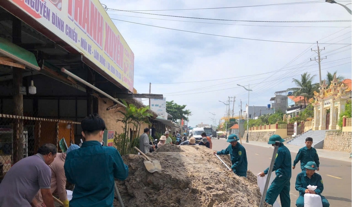 Triển khai thực hiện gia cố tạm khu vực bị sạt lở. Ảnh: B.H