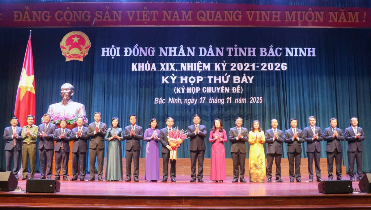 Ban Thường vụ Tỉnh ủy Bắc Ninh tặng hoa chúc mừng Chủ tịch UBND tỉnh Bắc Ninh Phạm Hoàng Sơn