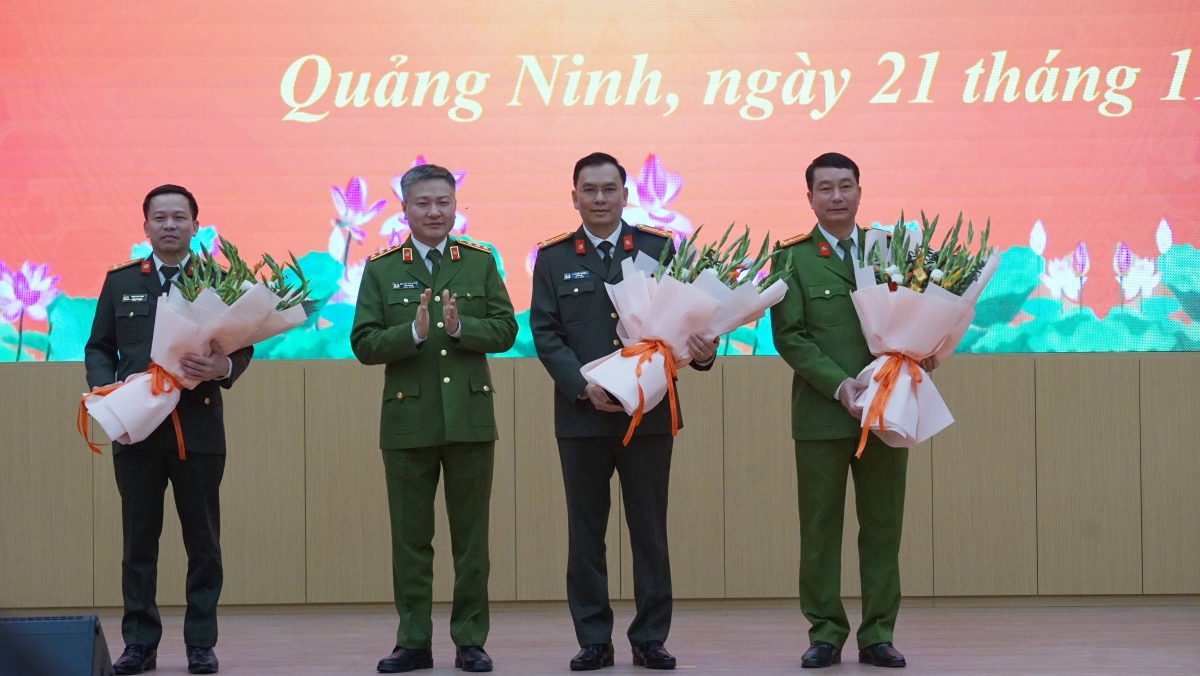 Bộ Công an cũng quyết định điều động và bổ nhiệm đối với 2 Phó giám đốc Công an tỉnh Quảng Ninh; 1 Trưởng phòng PC03 Công an tỉnh Quảng Ninh tới nhận nhiệm vụ ở đơn vị mới.