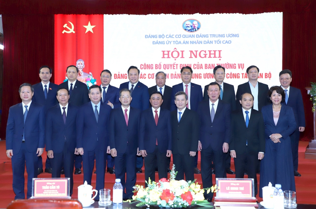 Các đại biểu chụp ảnh lưu niệm.