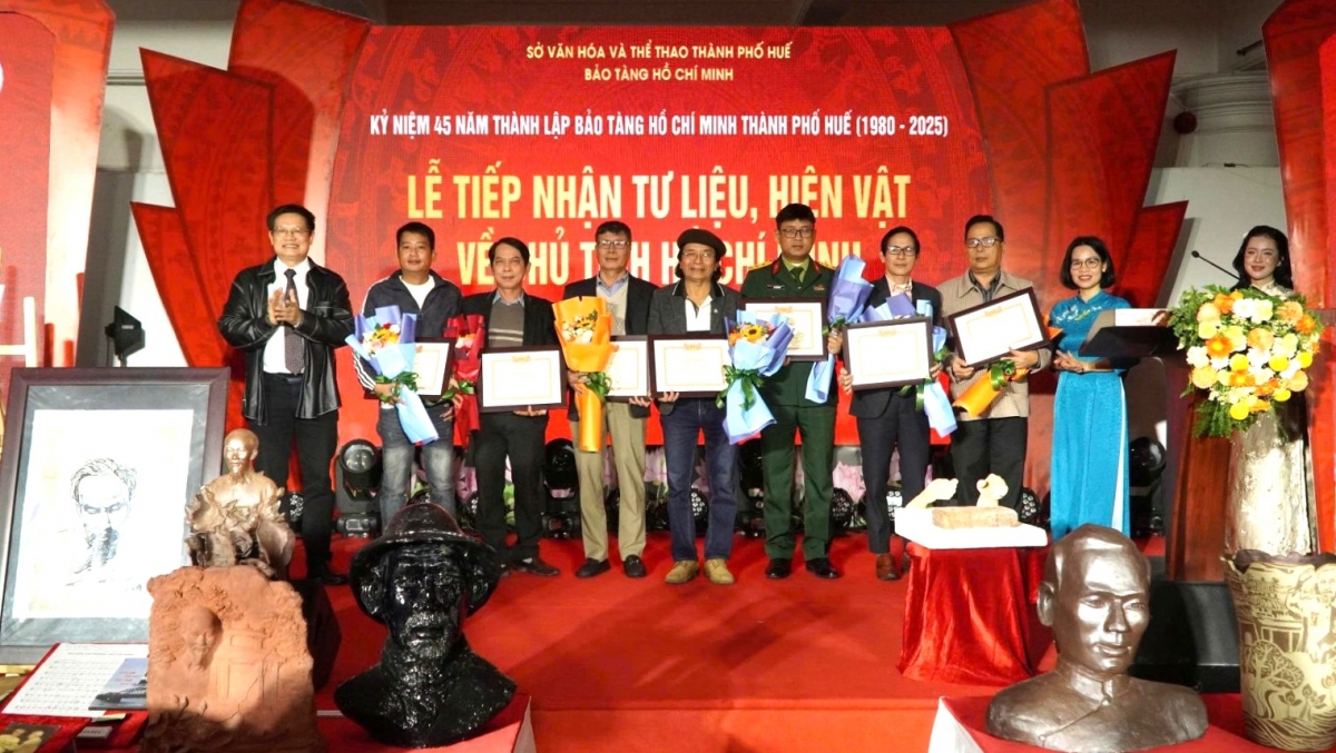 Tặng Giấy khen của Sở Văn hóa Thể thao thành phố Huế cho những cá nhân trao tặng hiện vật về Bác