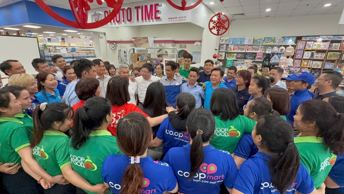 Tập thể Lãnh đạo, nhân viên Saigon Co.op trao nhau cái ôm ấm áp, thắp sáng tinh thần tương thân tương ái 