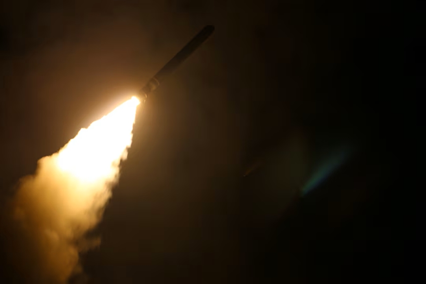 Tàu khu trục tên lửa dẫn đường USS Laboon của Hải quân Mỹ phóng tên lửa Tomahawk. Ảnh: Reuters