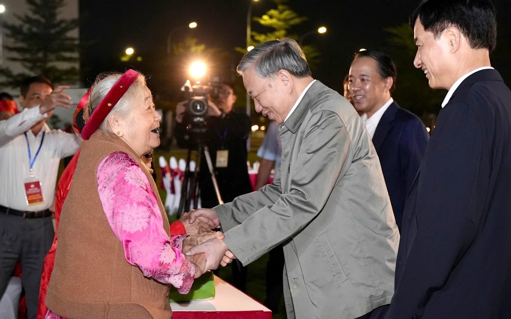 Tổng Bí thư Tô Lâm và Nhân dân phường Thượng Cát - Ảnh: Tuổi trẻ Thủ đô