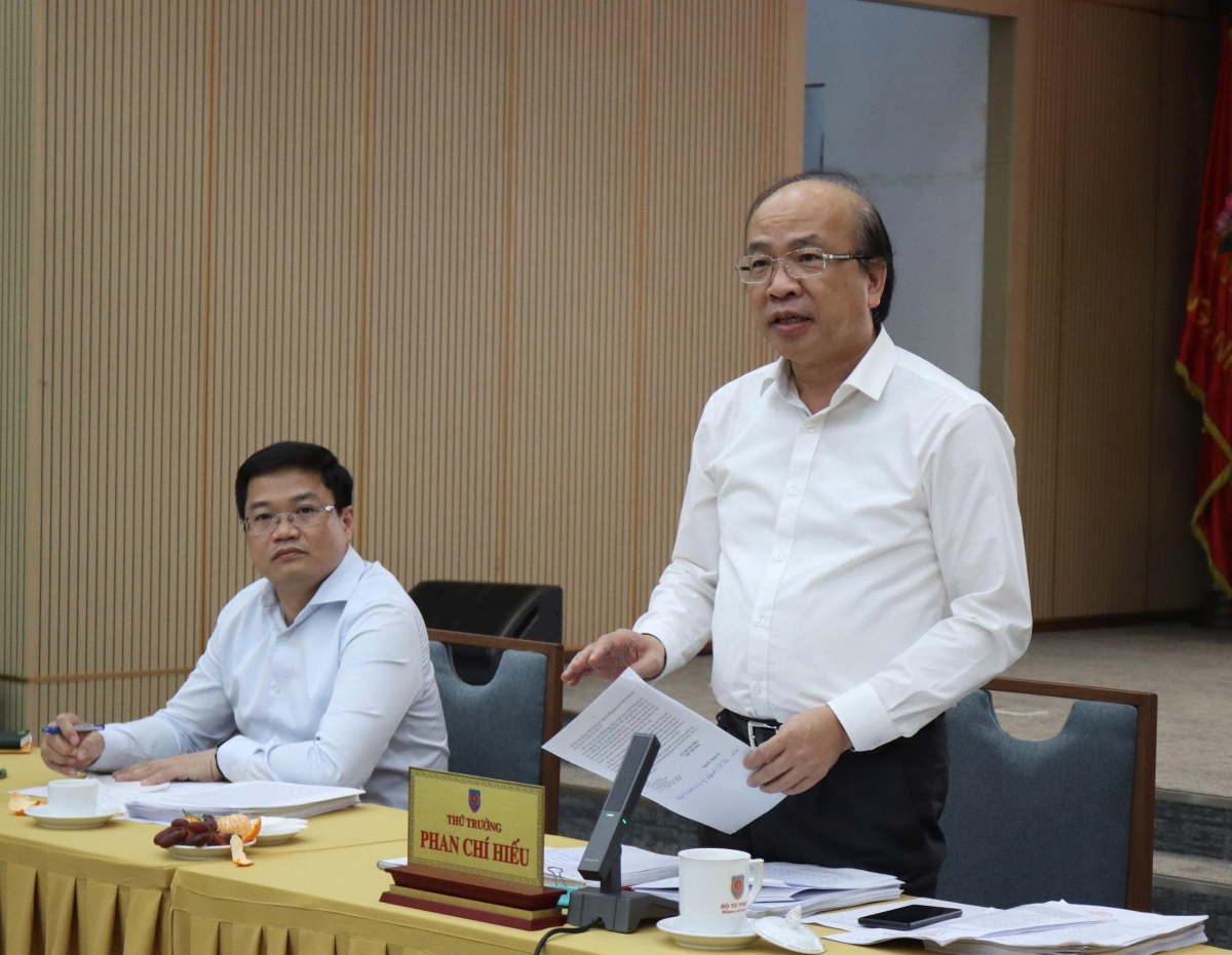 Thứ trưởng Bộ Tư pháp Phan Chí Hiếu phát biểu kết luận phiên họp.