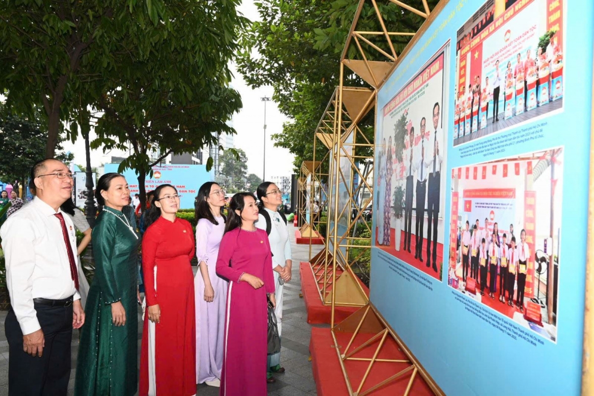 Các đại biểu xem triển lãm "Sức mạnh đại đoàn kết toàn dân tộc" (ảnh: H.T)