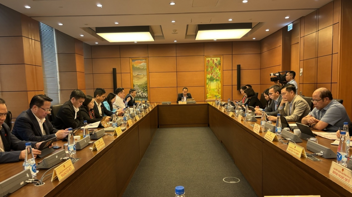 ĐBQH thảo luận tổ tại tổ 5 vào chiều 4/11. 