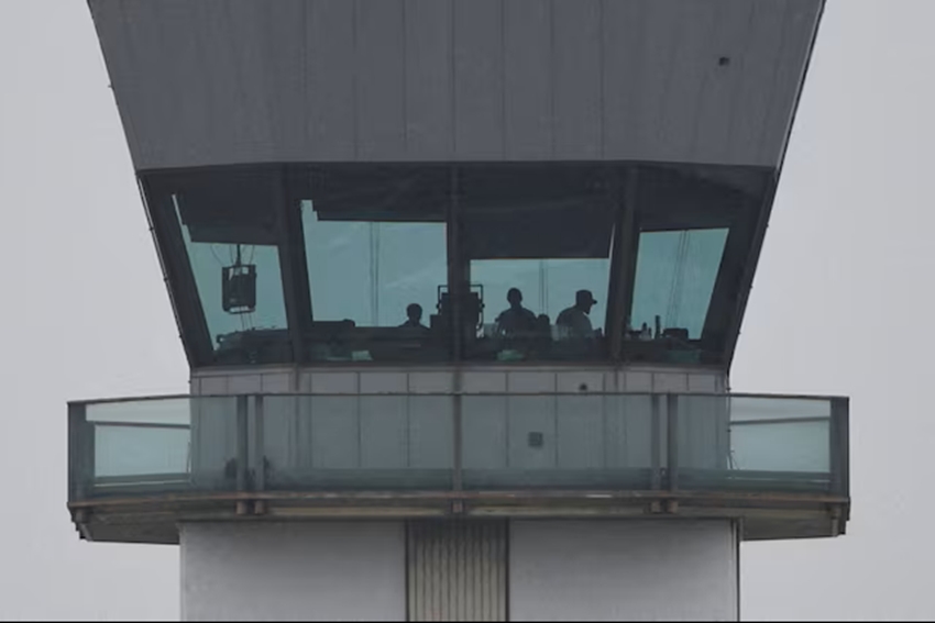 Tháp kiểm soát không lưu tại Sân bay Hollywood Burbank thiếu nhân sự trong bối cảnh chính phủ Mỹ đóng cửa. Ảnh: Reuters