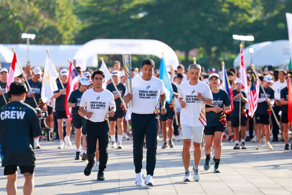 Thống đốc Bangkok Chadchart Sittipunt khởi đầu hành trình rước đuốc SEA GAMES 33 (Ảnh: SEA GAMES Thailand 2025)