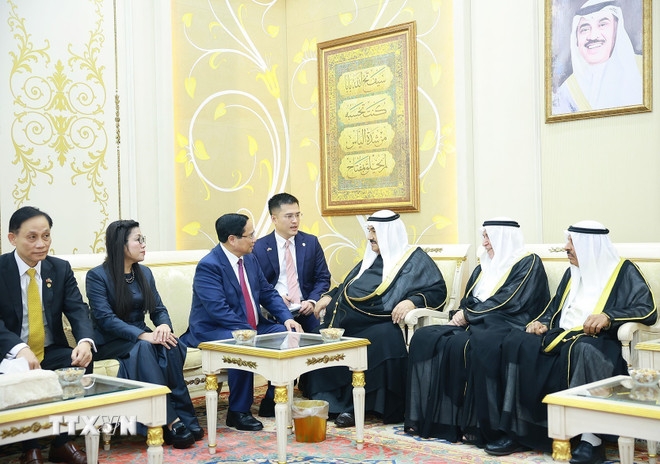 Thủ tướng Phạm Minh Chính và Phu nhân gặp nguyên Thủ tướng Kuwait Nasser Al-Mohammed Al-Ahmad Al-Sabah. (Ảnh: Dương Giang/TTXVN)