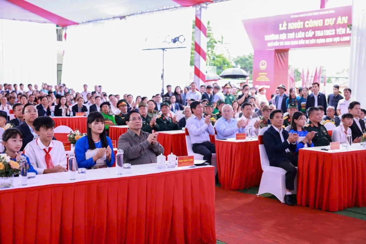 Các đại biểu cùng thầy cô, các em học miền núi trong buổi lễ khởi công.