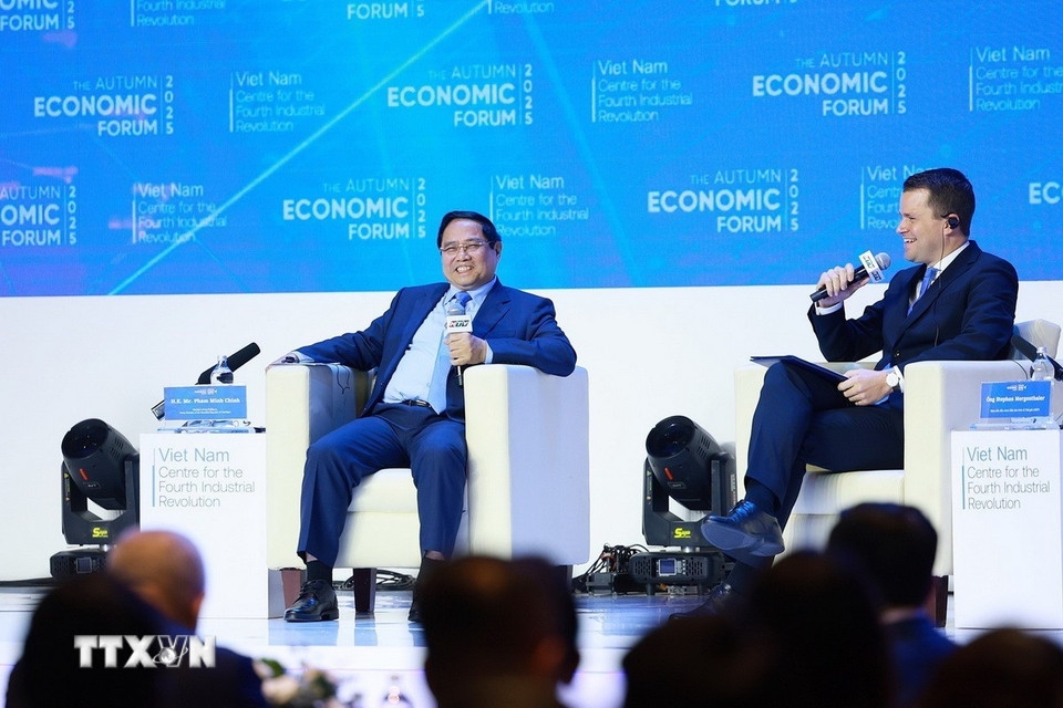 Thủ tướng Phạm Minh Chính tham gia phiên đối thoại cùng Giám đốc điều hành WEF Stephan Mergenthaler (Ảnh: TTXVN)