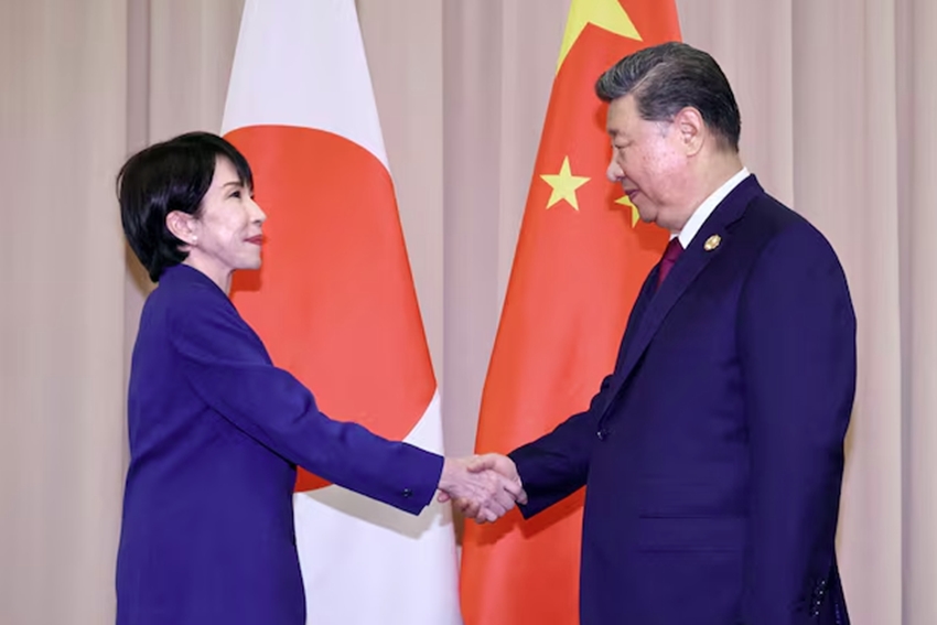 Thủ tướng Nhật Bản Sanae Takaichi bắt tay Chủ tịch Trung Quốc Tập Cận Bình trước cuộc hội đàm tại Gyeongju, Hàn Quốc. Ảnh: Reuters
