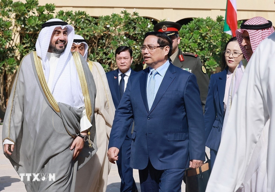 Thủ tướng Phạm Minh Chính đến thăm Học viện Ngoại giao Kuwait. (Ảnh: TTXVN)
