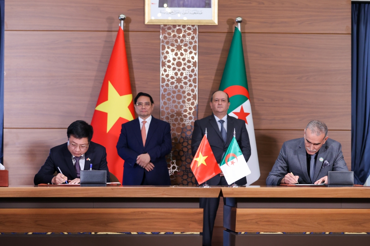 Ngay sau hội đàm, Thủ tướng Phạm Minh Chính và Thủ tướng Algeria Sifi Ghrieb đã thông qua Tuyên bố chung nâng cấp quan hệ hai nước lên Đối tác chiến lược đồng thời chứng kiến lễ ký kết văn kiện hợp tác trong các lĩnh vực kinh tế, khoa học - kỹ thuật, giáo dục, quy hoạch đô thị, xử lý nợ, thương mại. (Ảnh: VGP)