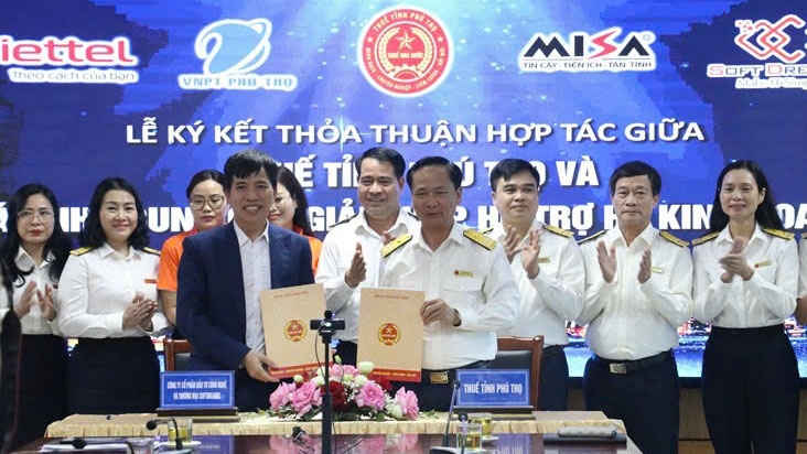 Lãnh đạo Thuế Phú Thọ cùng lãnh đạo các doanh nghiệp tại lễ ký kết cung cấp phần mềm kê khai thuế, hỗ trợ hộ kinh doanh chuyển đổi số.