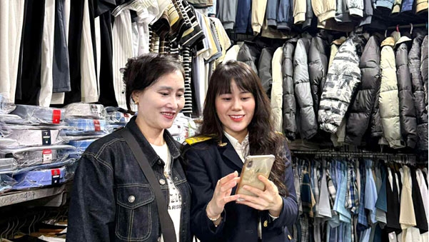 Thời gian qua, cán bộ, công chức Thuế. TP Hồ Chí Minh tận tình hướng dẫn các hộ kinh doanh chuyển hình thức nộp thuế theo phương pháp khoán sang phương pháp kê khai 