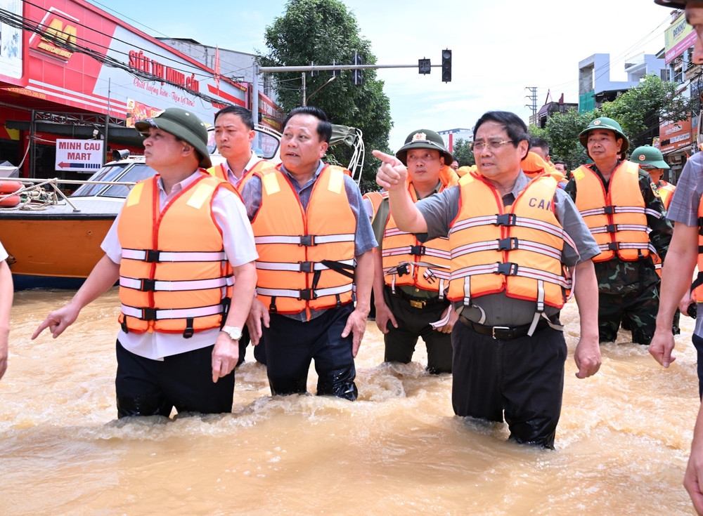 Thủ tướng Phạm Minh Chính thị sát tình hình phòng chống lũ lụt