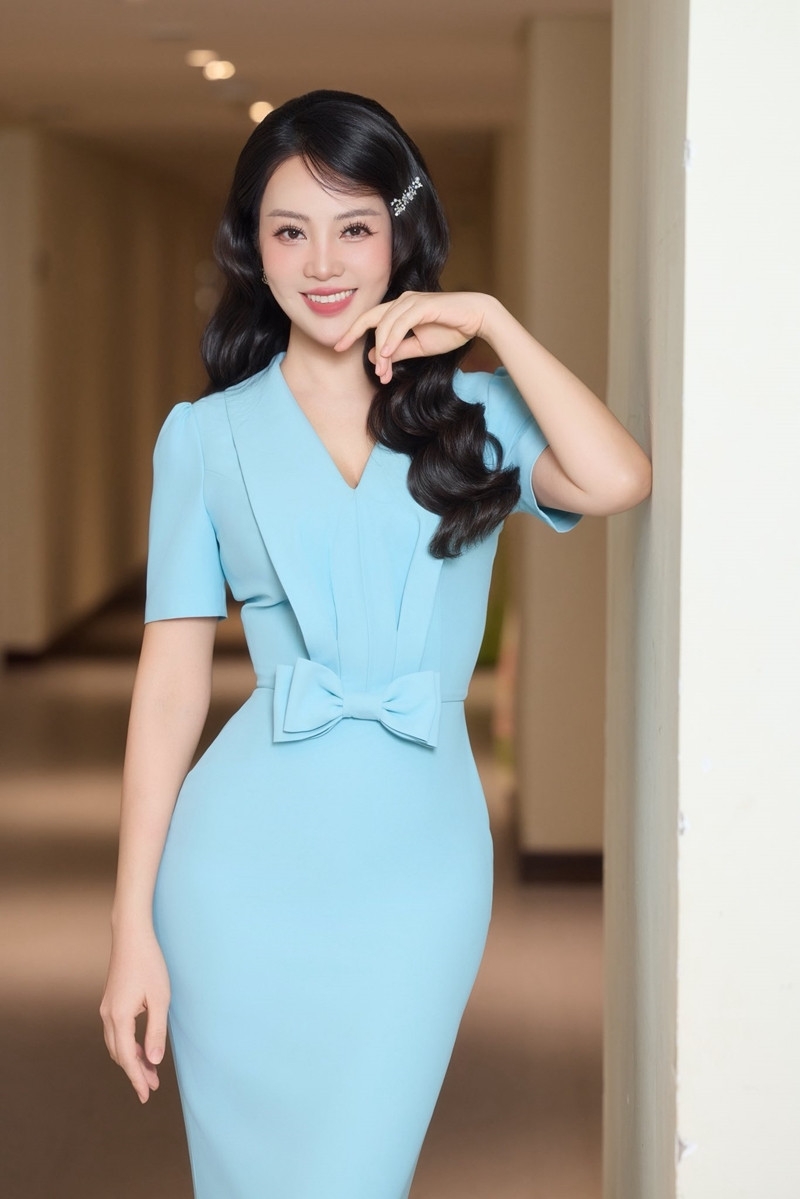 Á hậu Thụy Vân trở lại truyền hình sau 2 tháng sinh em bé, dẫn chương trình trực tiếp "Người bạn đường" của Ủy ban An toàn Giao thông Quốc gia.