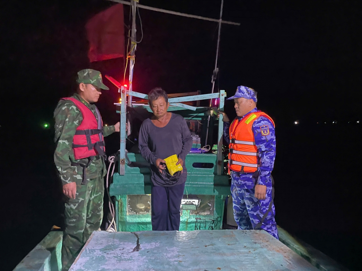 Thuyền trưởng tàu cá KG 31397 TS cùng tang vật vi phạm tại thời điểm kiểm tra