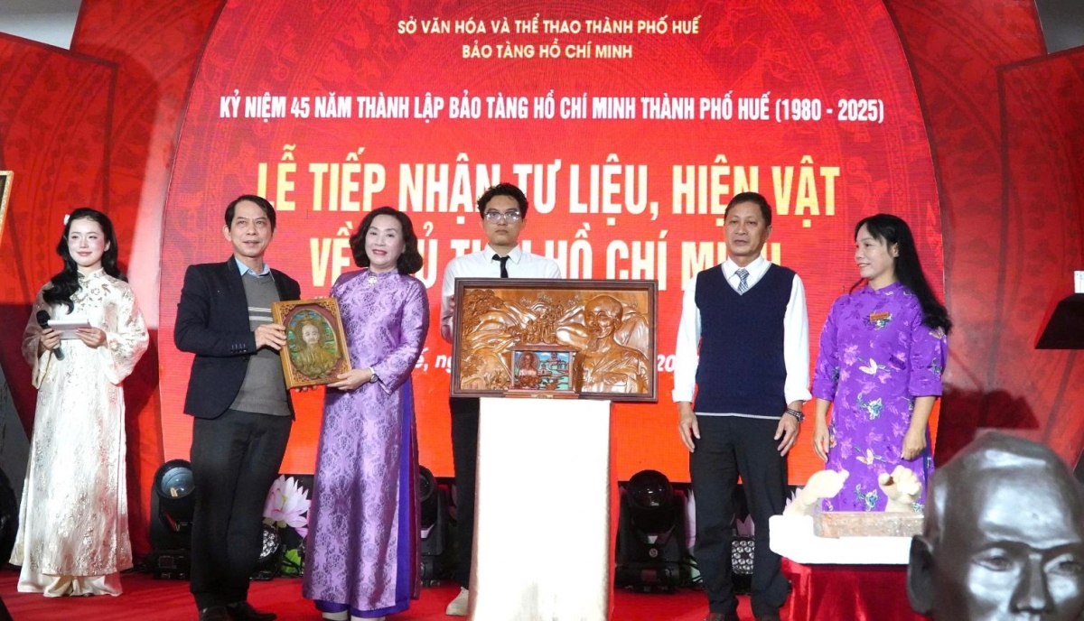 Bảo tàng Hồ Chí Minh thành phố Huế tiếp nhận hiện vật do người dân Huế trao tặng