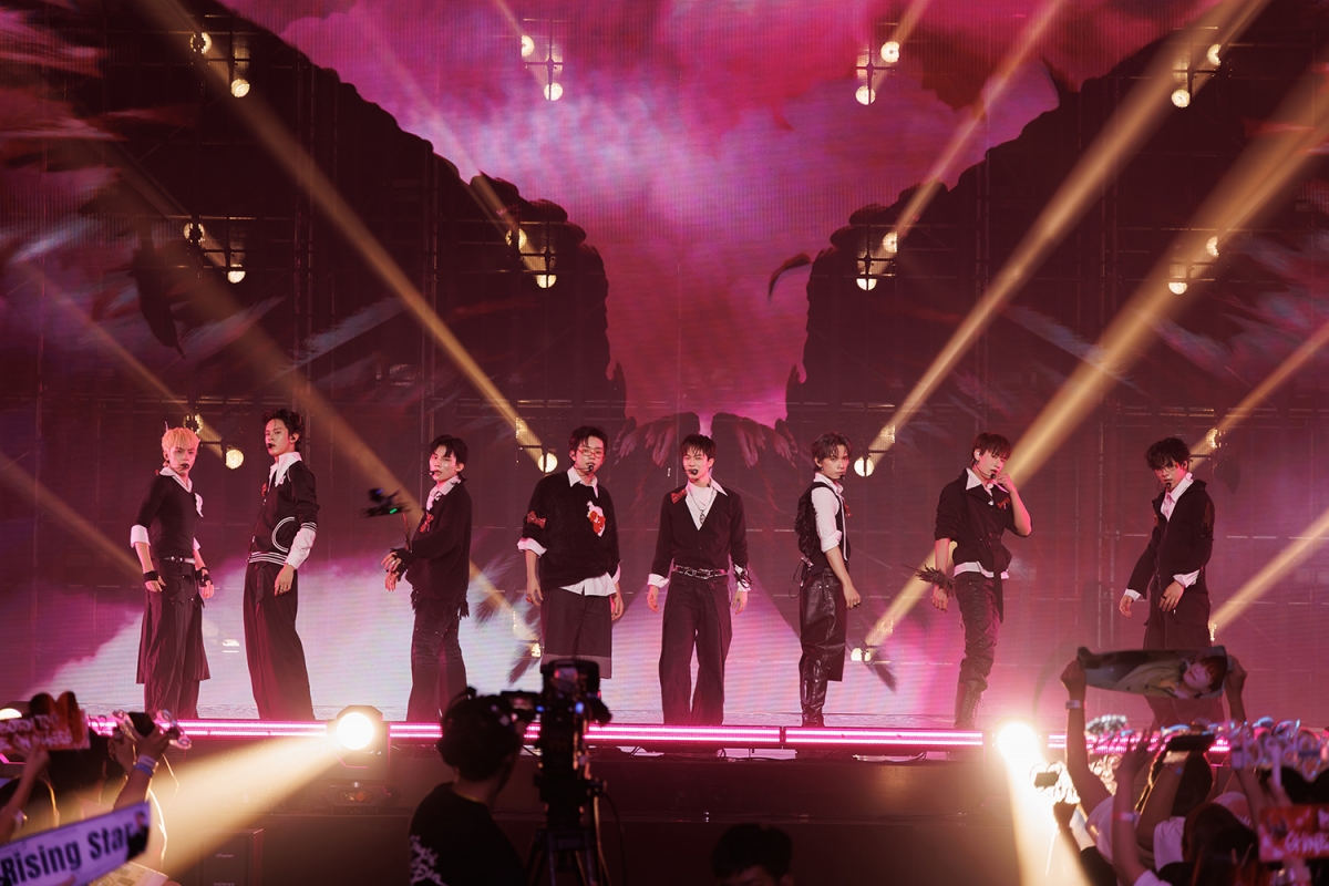 Tiết mục "Real Talk" mang màu sắc hiện đại, phù hợp với xu hướng âm nhạc quốc tế