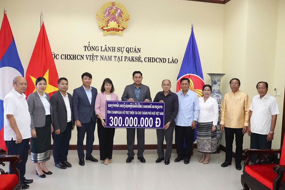 Tỉnh Champasak hỗ trợ thành phố Huế 300 triệu đồng khắc phục hậu quả thiên tai. (Ảnh: Tổng Lãnh sự quán Việt Nam tại Pakse)