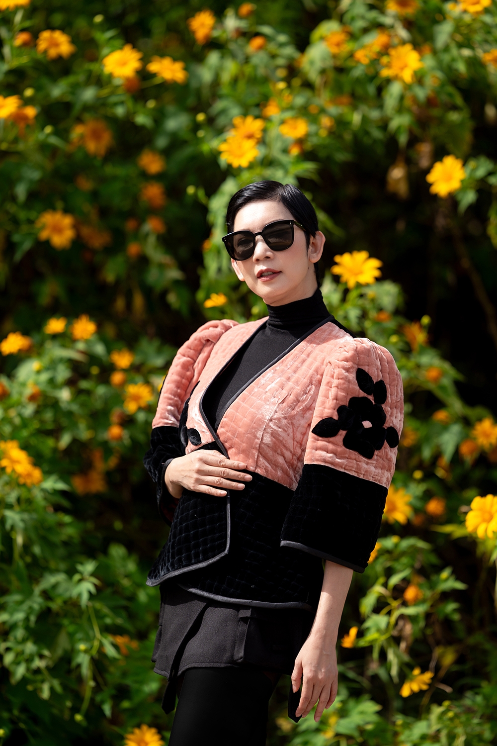 Là người tiên phong đưa áo chần bông truyền thống vào đời sống đương đại, nhà thiết kế Đức Hùng tiếp tục thổi vào chất liệu này tinh thần mới: trẻ trung, khỏe khoắn và giàu năng lượng. Nét hiện đại thể hiện qua phom dáng suông rộng thoải mái, những thiết kế có mũ, hoặc cặp tay phồng loe ấn tượng.