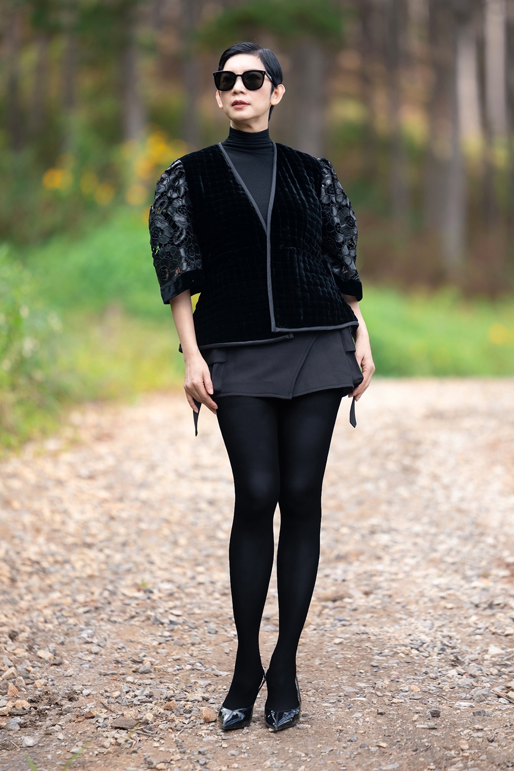 Một đặc trưng khác của áo chần bông Đức Hùng là không sử dụng khuy nút, thay vào đó là đường viền tafta làm nổi bật sắc nhung the và tạo độ cứng cáp. Việc viền áo sao cho thẳng, mềm mại mà không nhăn đòi hỏi tay nghề cao của người thợ – cũng chính là điều làm nên sức hút của dòng trang phục này.