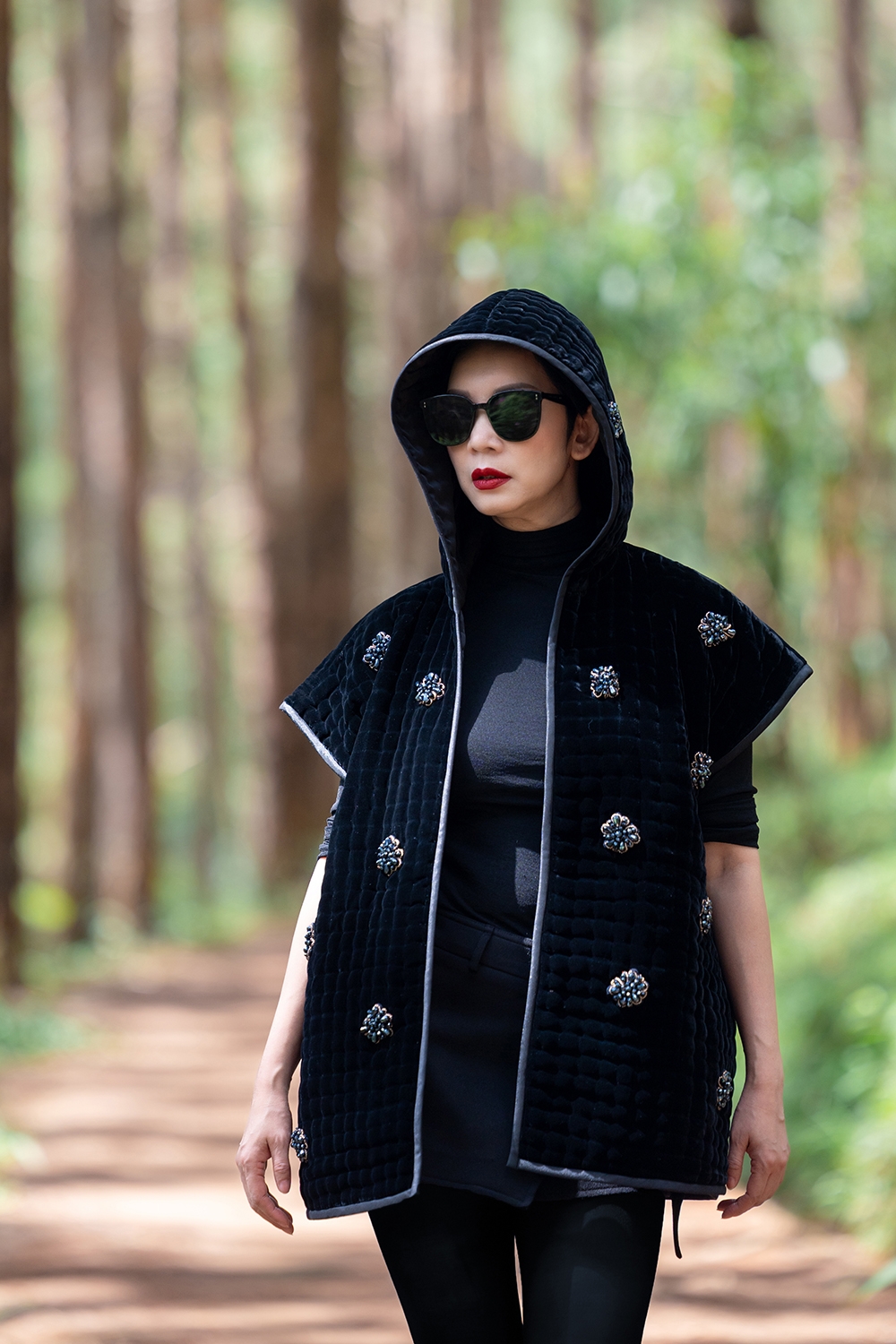 Nếu những thiết kế trước gợi nắng, gợi ký ức, thì “Đông về” chạm vào hiện tại: một Hà Nội đang chuyển mình, lạnh nhưng không buồn, sâu lắng mà vẫn rực rỡ.