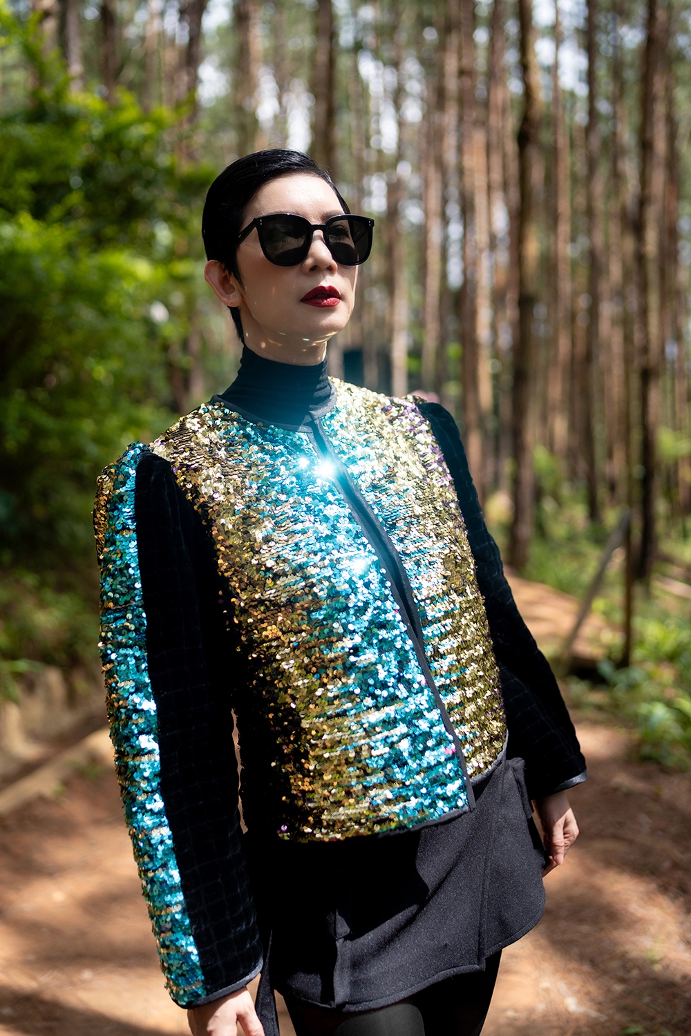 Đối với nhà thiết kế Đức Hùng, “Đông về” là sự tiếp nối tự nhiên của “Dệt nắng đông” và “Có một mùa đông như thế” – ba chương của cùng một câu chuyện mùa đông, nơi truyền thống và hiện đại hòa vào nhau.