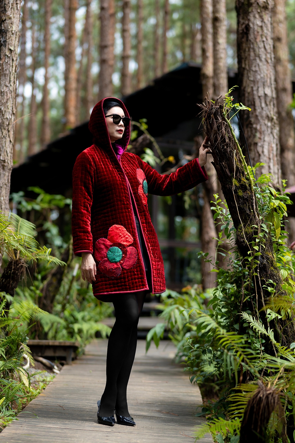 Trong không khí lạnh đầu mùa, tấm áo chần bông trở thành biểu tượng của sự ấm áp. Với nhiều người, đó còn là ký ức về những buổi chiều gió hun hút bên bờ hồ, mùi than tổ ong và bàn tay mẹ cần mẫn khâu từng đường kim.