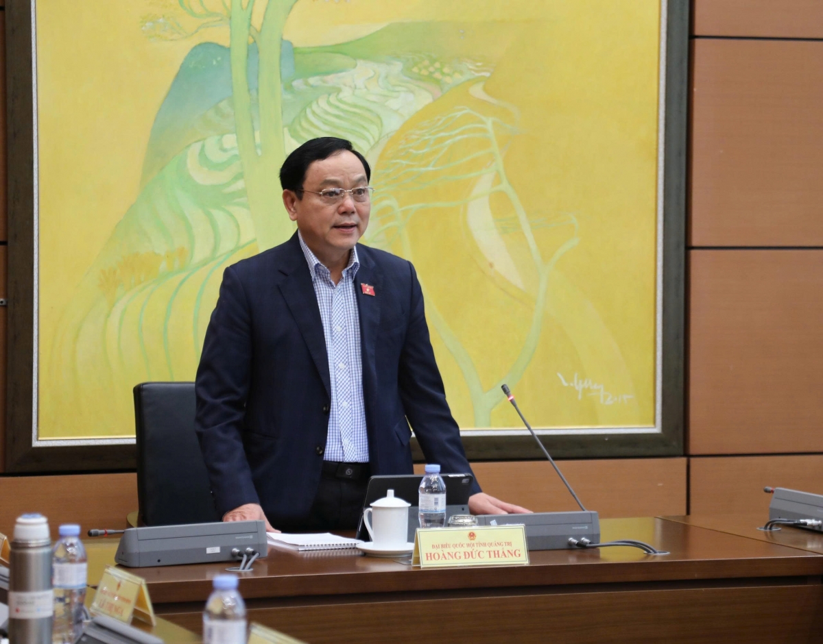 Đại biểu Hoàng Đức Thắng góp ý về dự thảo Luật Thương mại điện tử. Ảnh: Quốc hội