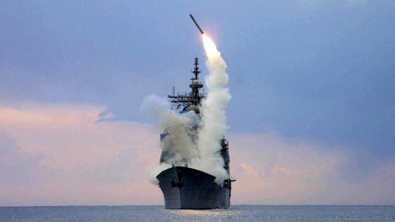 Tên lửa Tomahawk được phóng từ tàu tuần dương tên lửa dẫn đường USS Cape St. George. Ảnh: Reuters