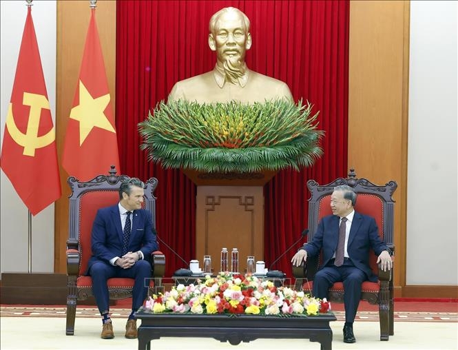 Tổng Bí thư Tô Lâm và Bộ trưởng Bộ Chiến tranh Hoa Kỳ Pete Hegseth. (Ảnh: TTXVN)