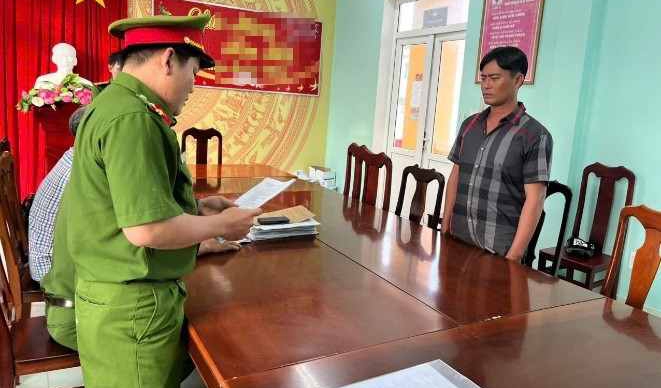 Công an tống đạt quyết định khởi tố vụ án, khởi tố bị can đối với Trịnh Văn Đủ