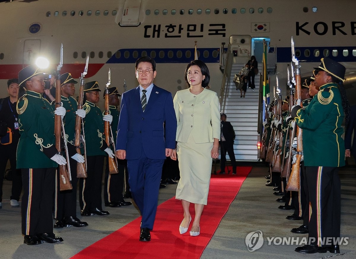 Tổng thống Hàn Quốc Lee Jae Myung và phu nhân đến Johannesburg. Ảnh: Yonhap News