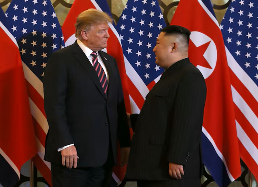 Tổng thống Mỹ Donald Trump và Nhà lãnh đạo Triều Tiên Kim Jong Un gặp nhau trong hội nghị thượng đỉnh Mỹ - Triều Tiên lần thứ 2 tại Khách sạn Metropole ở Hà Nội, Việt Nam. Ảnh: Reuters