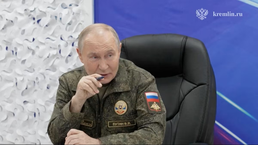 Tổng thống Nga Vladimir Putin thị sát sở chỉ huy của Nhóm tác chiến phía Tây. Ảnh: Reuters