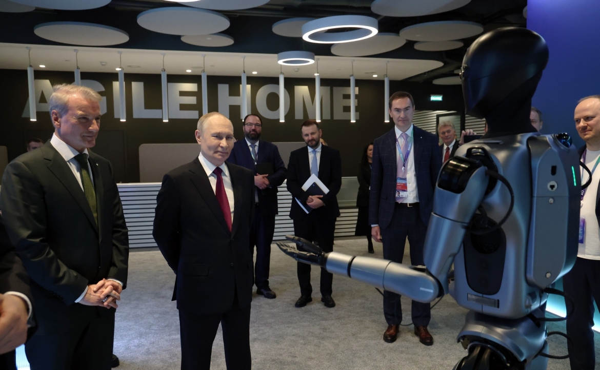 Tổng thống Nga Vladimir Putin và Robot AI Green của Nga (nguồn: Krelim.ru)