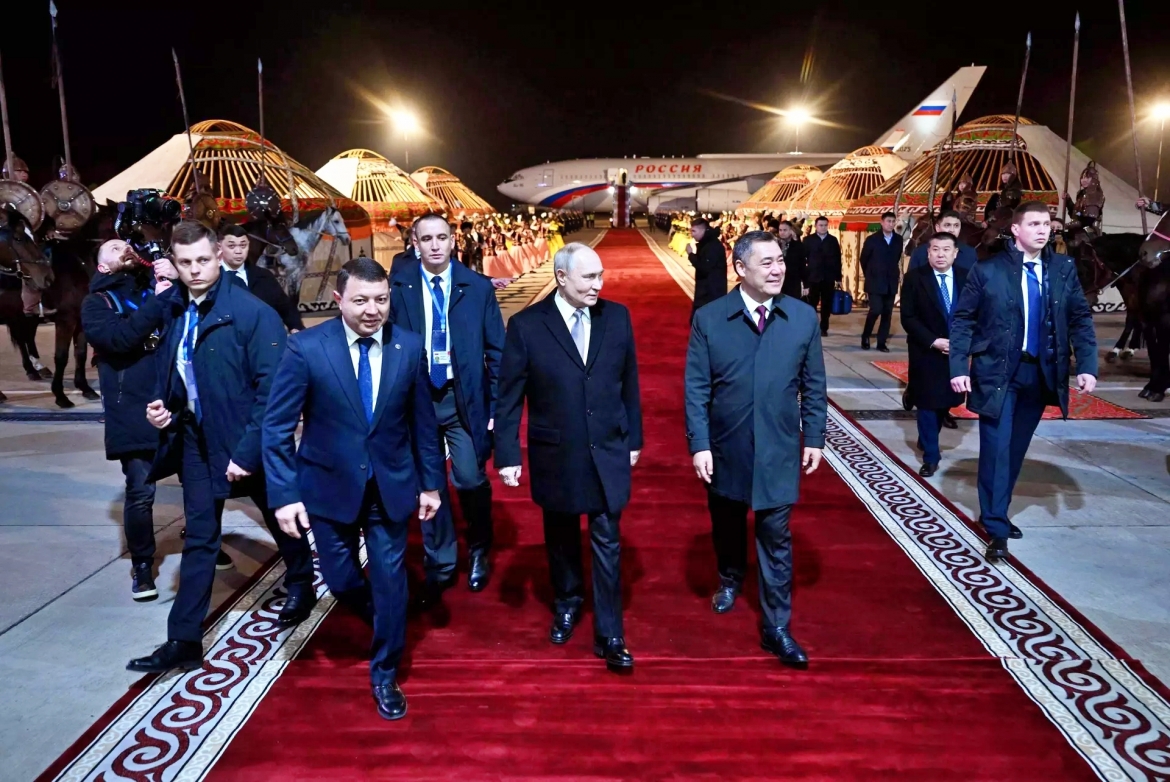 Tổng thống Nga Vladimir Putin và Tổng thống Kyrgyzstan Sadyr Japarov tại buổi lễ chào đón ở Sân bay Manas của Bishkek (Ảnh: Kênh Telegram chính thức của Tổng thống Cộng hòa Kyrgyzstan).