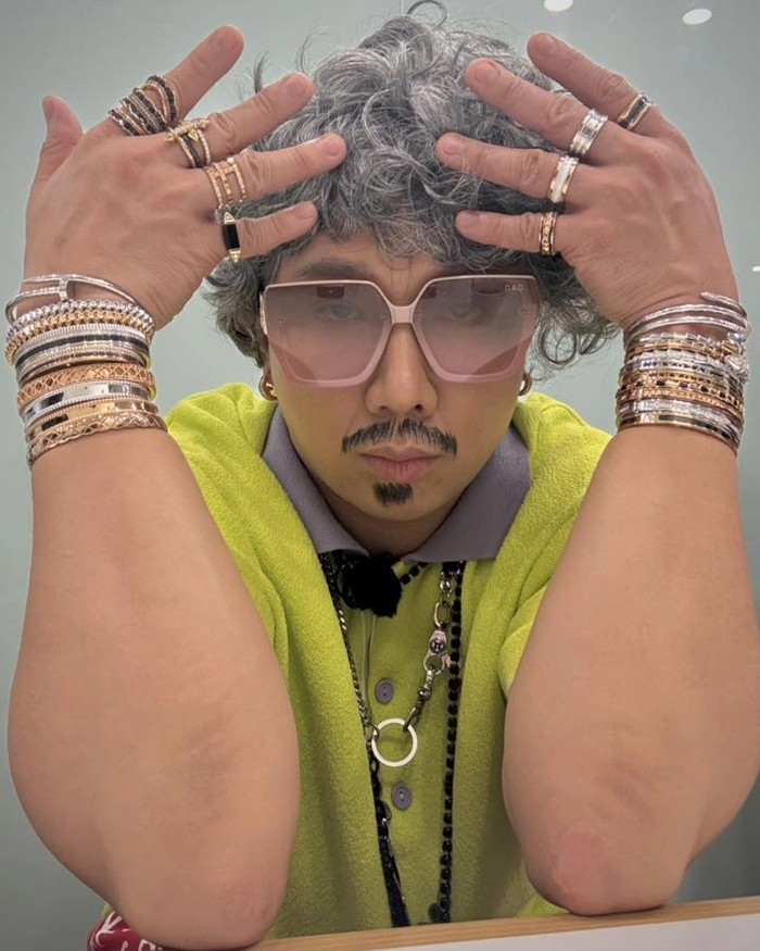 Trấn Thành tiết lộ sắm loạt vòng và nhẫn để có tạo hình "già gân" phù hợp với nhân vật trong Running Man Vietnam tập 6.