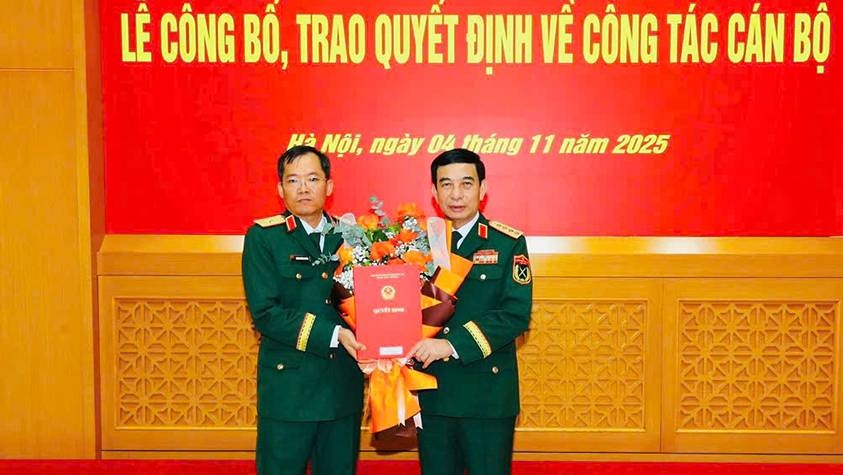 Đại tướng Phan Văn Giang (bên phải) tặng hoa chúc mừng Thiếu tướng Lương Đình Chung, Chính ủy Quân khu 5.